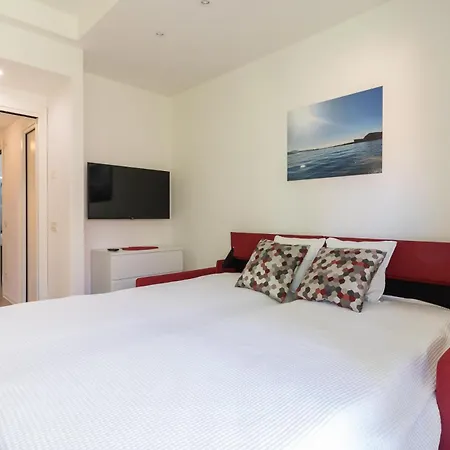 Il Professore Lakefront Apartment *