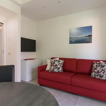 Il Professore Lakefront Apartment *