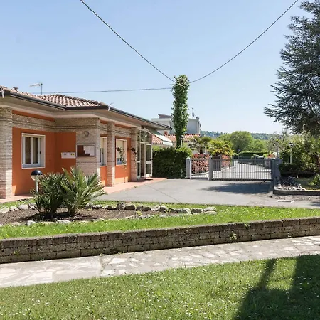Il Professore Lakefront Apartment *